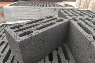 Czy pustaki żużlowe są rakotwórcze oraz dlaczego były tak popularne w PRL-u?