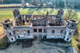 Sprzedał 30 wsi, by zbudować ten pałac w Świętokrzyskiem. Dziś to już tylko ruina!