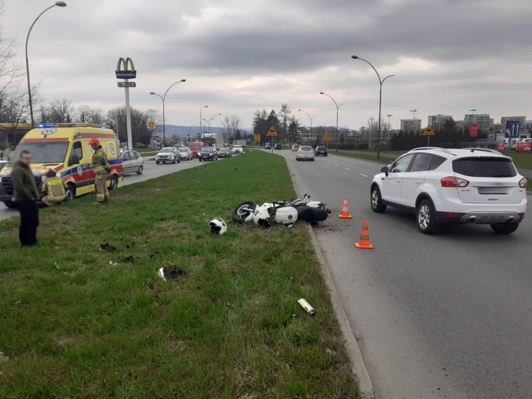 Po zderzeniu z fordem, yamaha wylądowała na pasie zieleni. Motocyklista w szpitalu