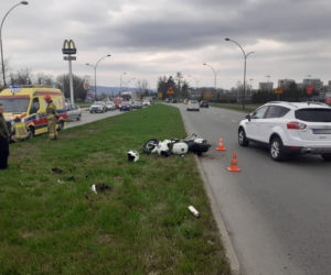 Po zderzeniu z fordem, yamaha wylądowała na pasie zieleni. Motocyklista w szpitalu