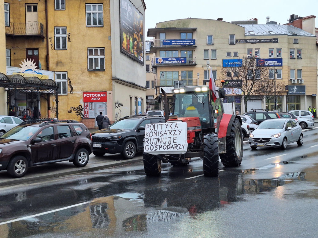 Rolnicy w Rzeszowie wyjechali na ulice. Trwa strajk generalny 