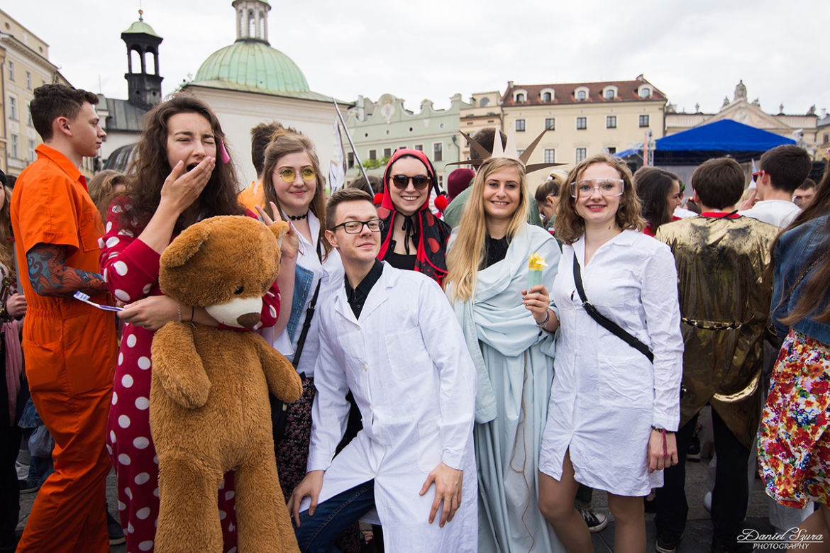 Korowód juwenaliowy na krakowski Rynek: Studenci świętują! [ZDJĘCIA]