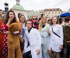 Korowód juwenaliowy na krakowski Rynek: Studenci świętują! [ZDJĘCIA]