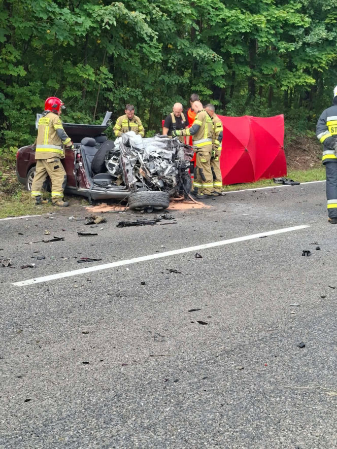 Śmiertelny wypadek w Stykowie na DK 42. Na miejscu zginął 23 letni mężczyzna