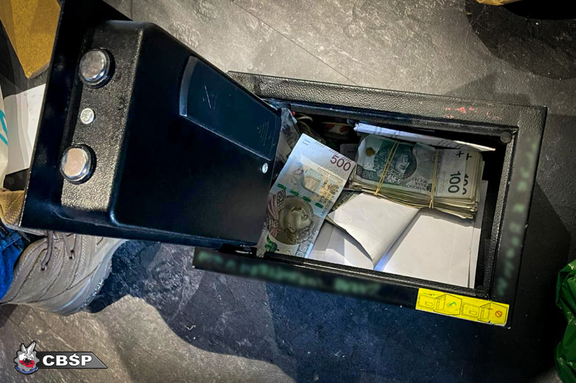  Zarabiali na prostytucji. Policja rozbiła gang. Znaleziono broń, amunicję i narkotyki