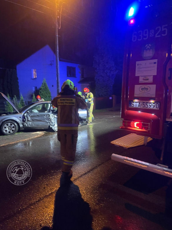 Poważna kraksa w Tworogu. 19-latek rozbił 6 samochodów