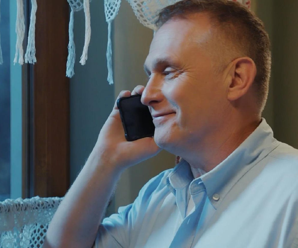 Uśmiechnięty Artur Rogowski rozmawia przez telefon. O kłamstwach i zdradzie bohatera M jak miłość przeczytasz na Eska.