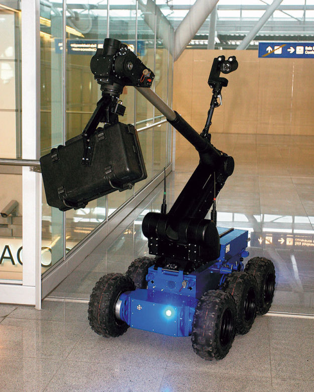 Ten robot rozbroi bombę