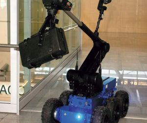 Ten robot rozbroi bombę