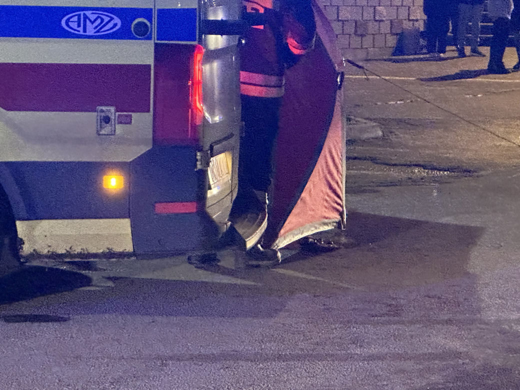 Makabra we Włochach. Kierowca bmw przejechał pieszą