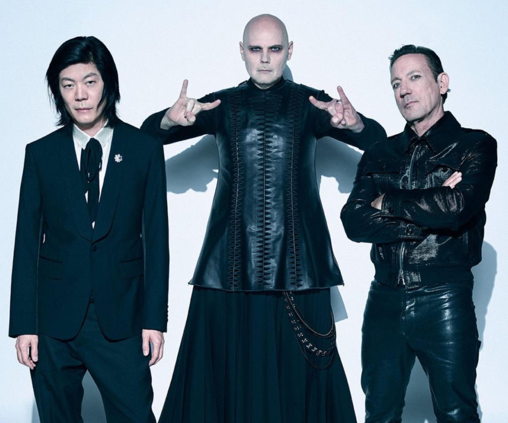 Zespół The Smashing Pumpkins pozuje w mrocznych strojach. O ich nowym hicie do Igrzysk Śmierci przeczytasz w EskaRock.