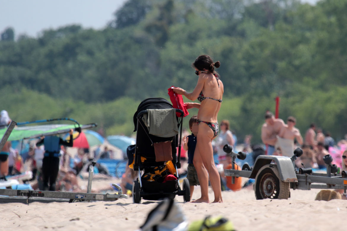 Marta Kaczyńska na plaży karmi dziecko piersią