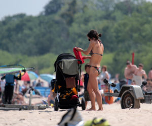 Marta Kaczyńska na plaży karmi dziecko piersią