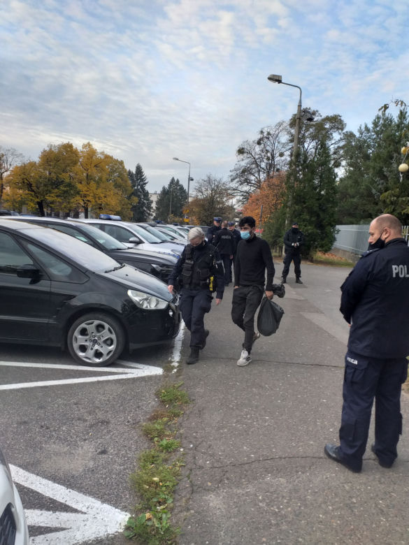 Irakijczycy wywożeni z komendy policji w Toruniu
