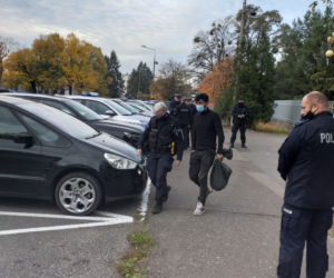 Irakijczycy wywożeni z komendy policji w Toruniu
