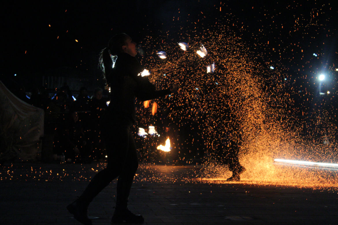 WOŚP 2023 w Krakowie: Fire Show w Nowej Hucie w wykonaniu grupy Spontan Fire