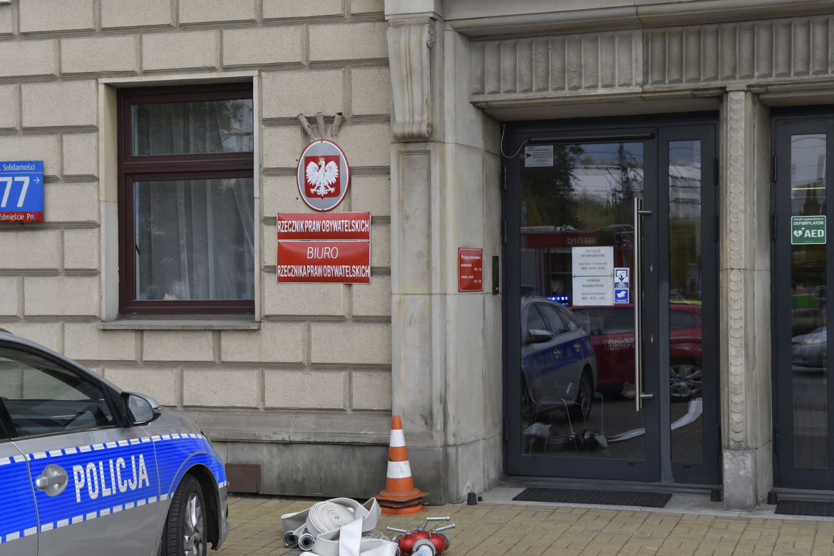Pilna akcja służb pod biurem rzecznika praw obywatelskich. Tajemnicza fiolka w kopercie 