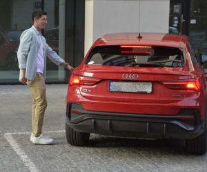 Robert Lewandowski wsiada do Audi Q3 Sportback