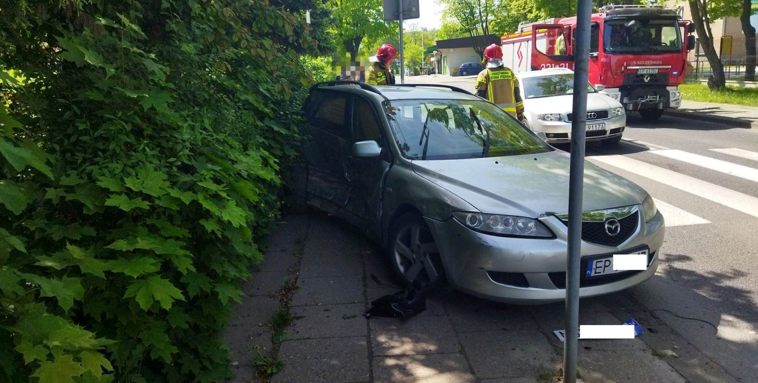 Wypadek ferrari w Piotrkowie Trybunalskim! Superauto rozbite na ul Wyzwolenia [ZDJĘCIA]