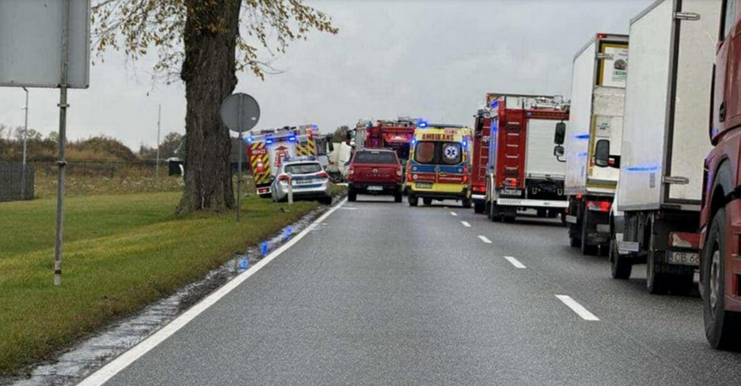 Tragiczny wypadek w Lubaszczu na DK10. Dwie osoby nie żyją