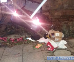 Wjechali samochodem do wykopu w centrum Wrocławia