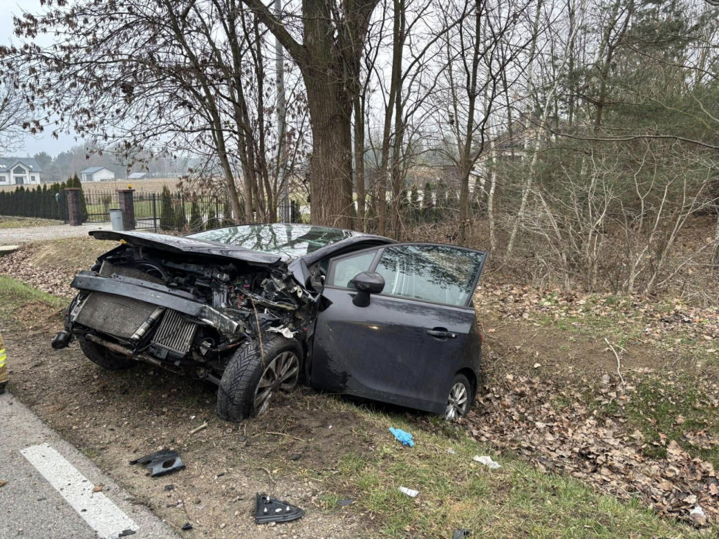 Do niebezpiecznego wypadku doszło dziś (w czwartek, 18 grudnia) po godz. 13.00 w miejscowości Pieńki na drodze wojewódzkiej nr 698. Zderzyły się tam dwa samochody osobowe.
