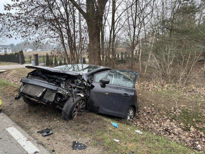 Do niebezpiecznego wypadku doszło dziś (w czwartek, 18 grudnia) po godz. 13.00 w miejscowości Pieńki na drodze wojewódzkiej nr 698. Zderzyły się tam dwa samochody osobowe.