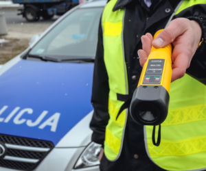 Zadzwoniła na policję, bo podejrzewała pijanego kierowcę. Sama wpadła w kłopoty!
