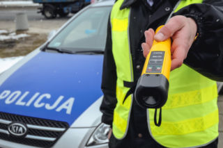 Zadzwoniła na policję, bo podejrzewała pijanego kierowcę. Sama wpadła w kłopoty!