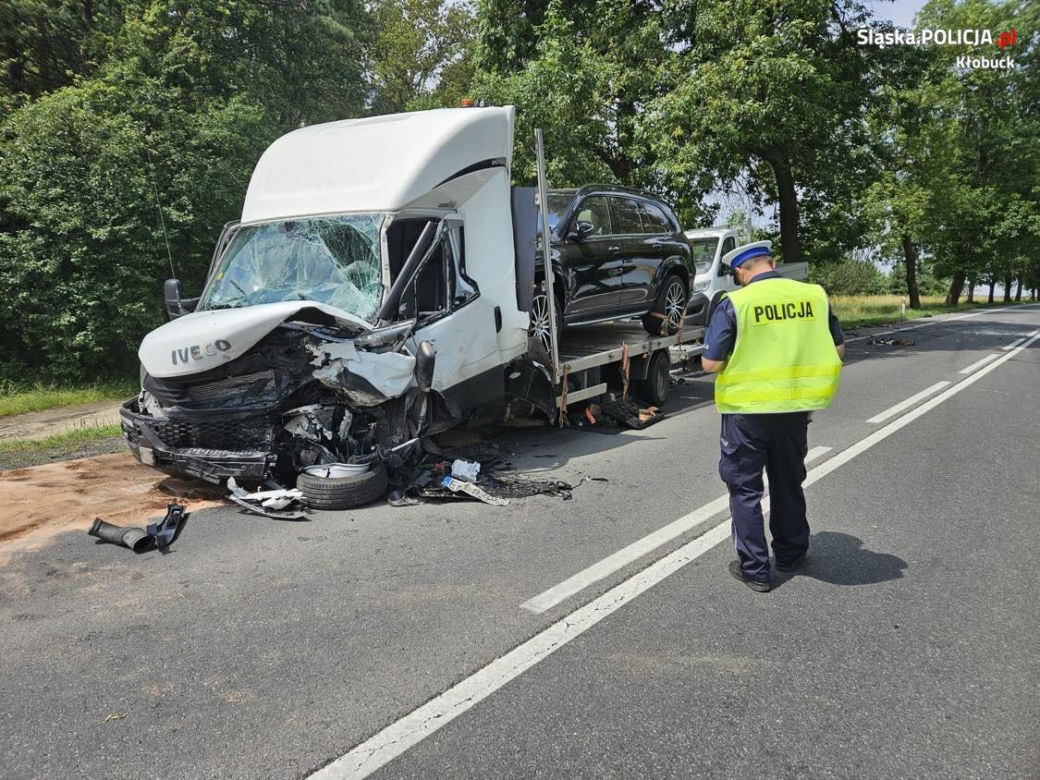 Tragedia pod Częstochową. Kierowca zginął po czołowym zderzeniu z lawetą