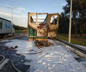 Naczepa tira poszła z dymem! Utrudnienia na A2 koło Konina [ZDJĘCIA]