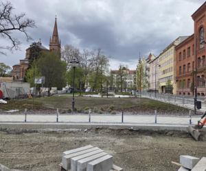 Nowe oblicze placu Wolności. Kwiaciarnie już zamontowane, koniec prac coraz bliżej