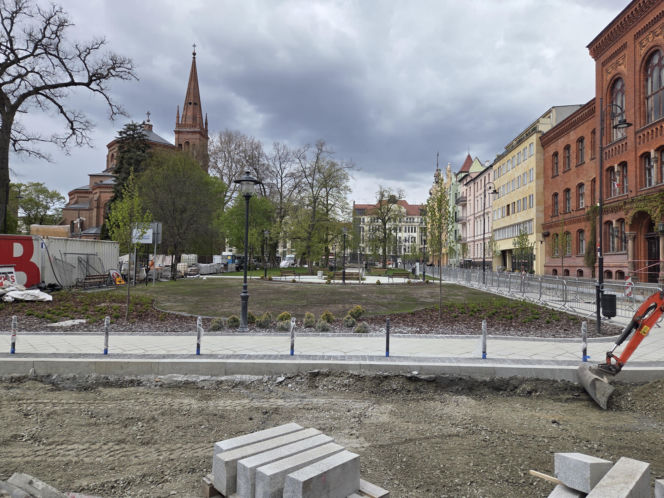 Nowe oblicze placu Wolności. Kwiaciarnie już zamontowane, koniec prac coraz bliżej