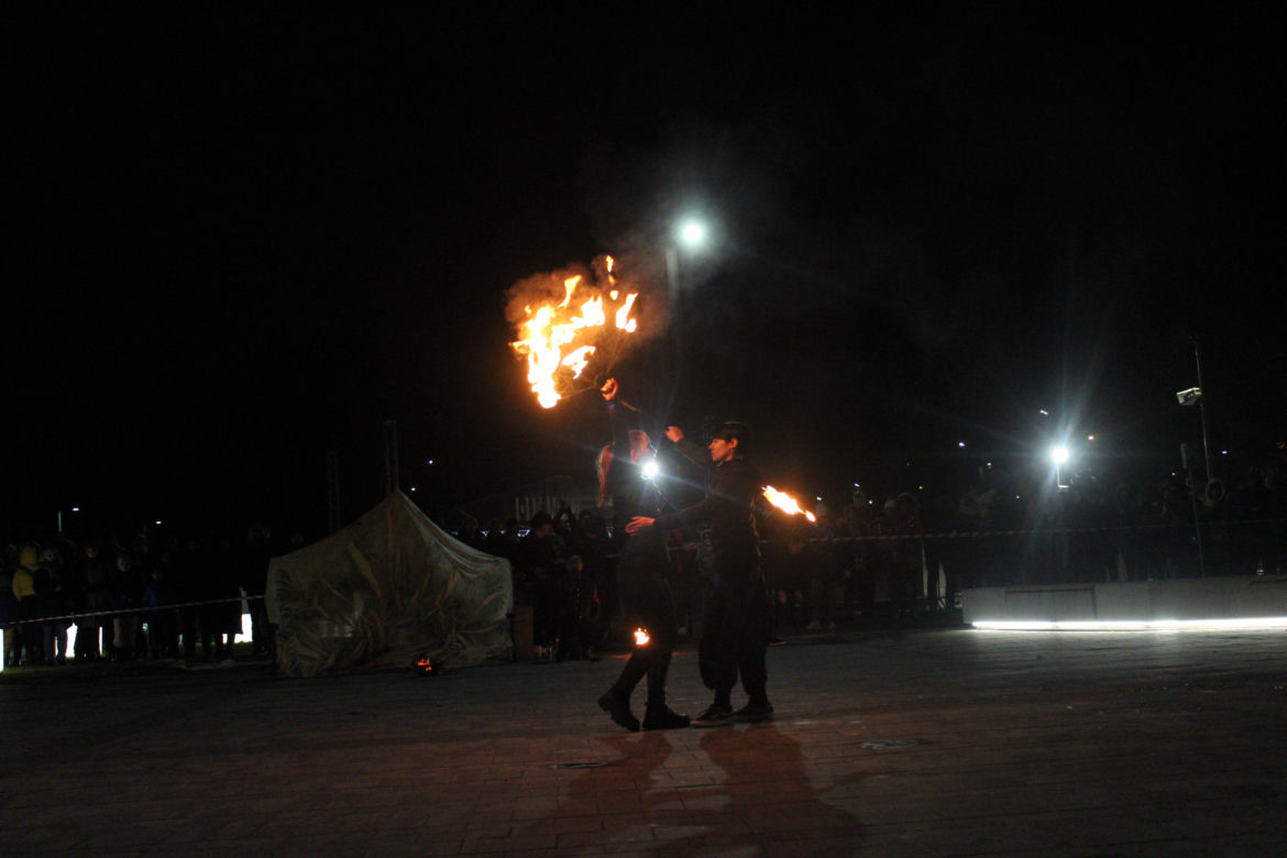 WOŚP 2023 w Krakowie: Fire Show w Nowej Hucie w wykonaniu grupy Spontan Fire