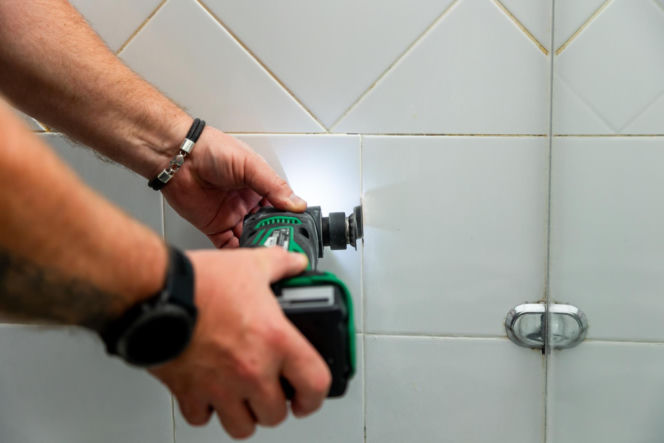 Jak poprawnie usunąć starą fugę i silikon oraz nałożyć nowy? Murator Remontuje