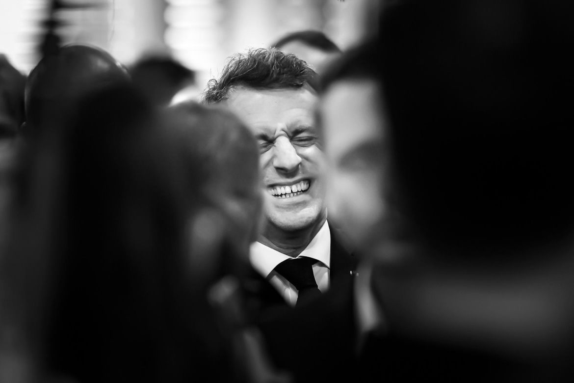 Prawda o Macronie ujawniona! Nie zgadniesz, co kupuje hurtowo perfumy i zlewa się nimi w hurtowych ilościach