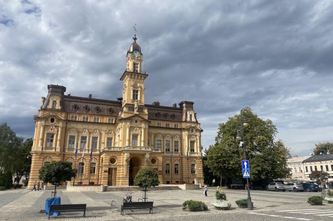Ratusz w Nowym Sączu pod zachmurzonym niebem. O sesji rady miasta i nowych uchwałach przeczytasz na Eska Nowy-Sącz.