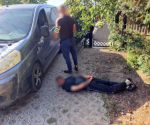Przed policją schował się do budy. „Sprytna” sztuczka nie pomogła