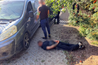 Przed policją schował się do budy. „Sprytna” sztuczka nie pomogła