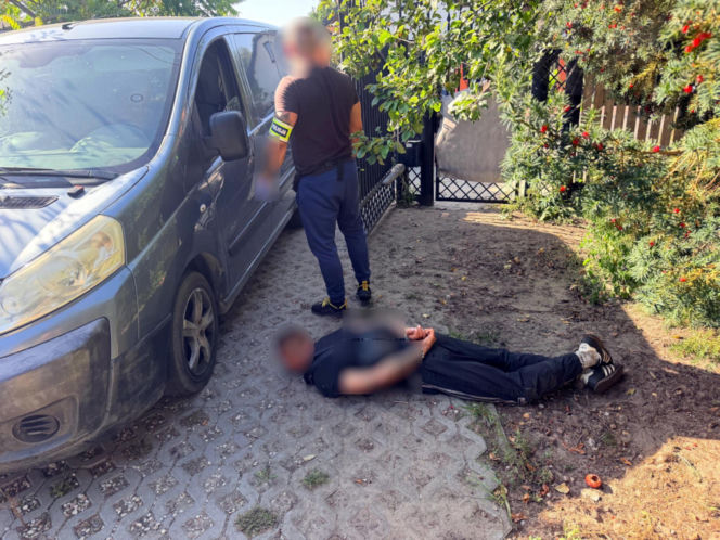 Przed policją schował się do budy. „Sprytna” sztuczka nie pomogła