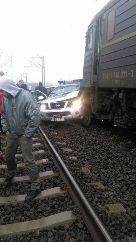 Pociąg uderzył w radiowóz na przejeździe kolejowym