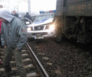 Pociąg uderzył w radiowóz na przejeździe kolejowym