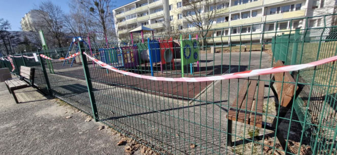 Dramatyczny wypadek na placu zabaw przy ulicy Malinowskiego w Toruniu