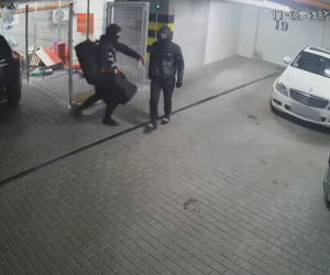 SZOK! Złodzieje urządzili sobie tańce podczas plądrowania garażu! Wszystko się nagrało