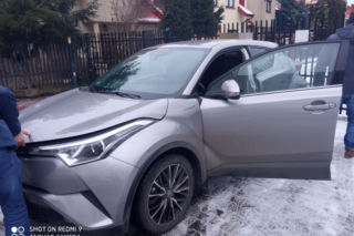 Złodzieje upodobali sobie to auto. Dwie popularne Toyoty z przerobionymi numerami