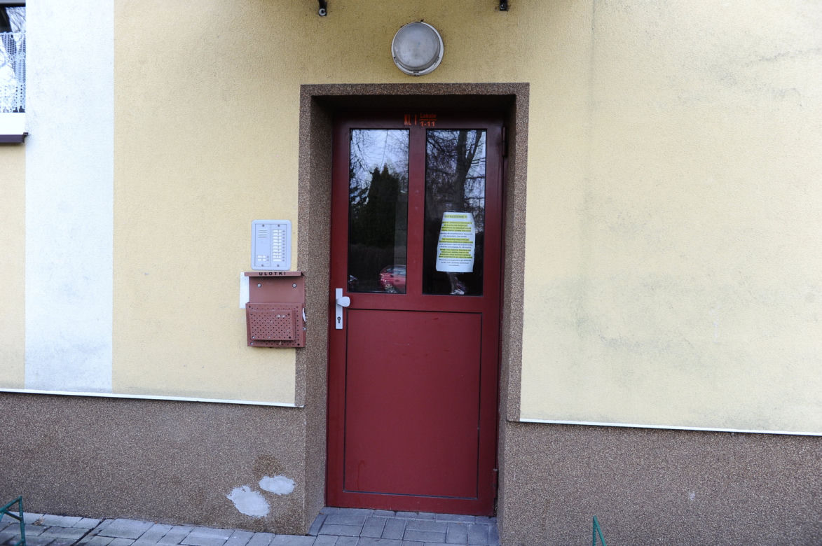 Grasują z odurzającymi maseczkami!? Mieszkańcy Pragi przerażeni. Spółdzielnia ostrzega przed zuchwałymi złodziejami