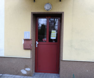 Grasują z odurzającymi maseczkami!? Mieszkańcy Pragi przerażeni. Spółdzielnia ostrzega przed zuchwałymi złodziejami