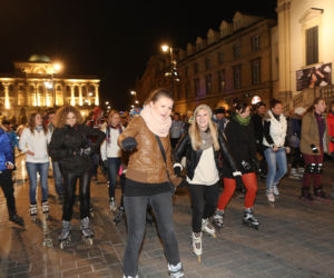 Nightskating. Warszawiacy przejechali stolicę na rolkach [Zdjęcia]