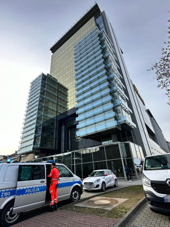 Szokujące sceny przy siedzibie Polsatu w Warszawie. Mężczyzna przyciągnął uwagę wszystkich przechodniów