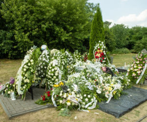 Aniołki spoczęły w grobach przy mamusiach. Morze kwiatów na cmentarzu w Brzozowie